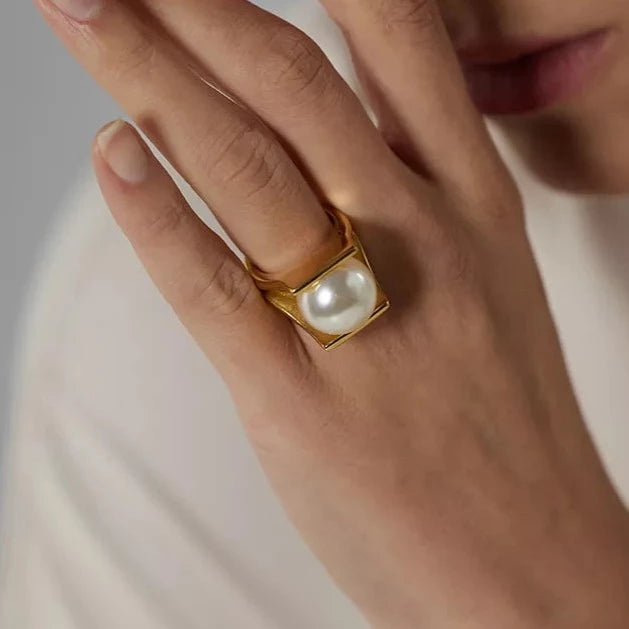 Rhodo Single Sculptural Pearl Stacking Ring